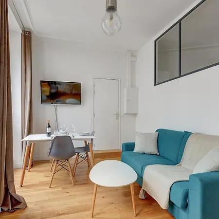 338 Montmartre - Superb In *