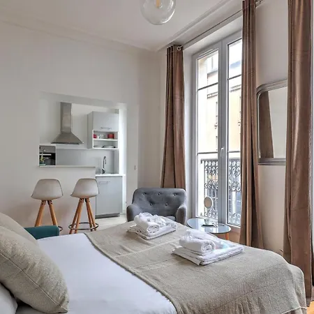 338 Montmartre - Superb In